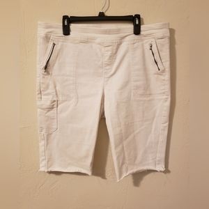 $5 SALE!!!Westbound women's stretchable comfort skimmer shorts in white. Size 16